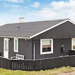Family Holiday Home By North Sea בית נופש למביג