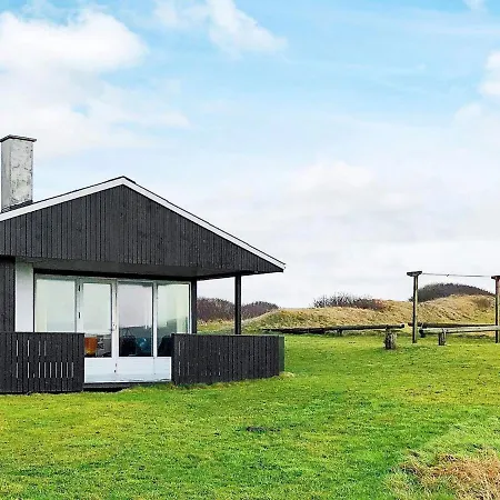 Family Holiday Home By North Sea